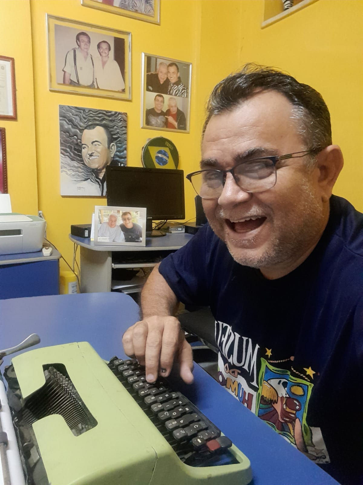 Jader Soares e sua máquina de escrever